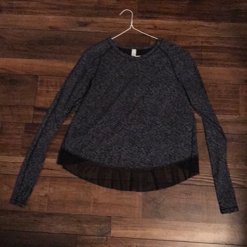 Lululemon long sleeve w scallop back